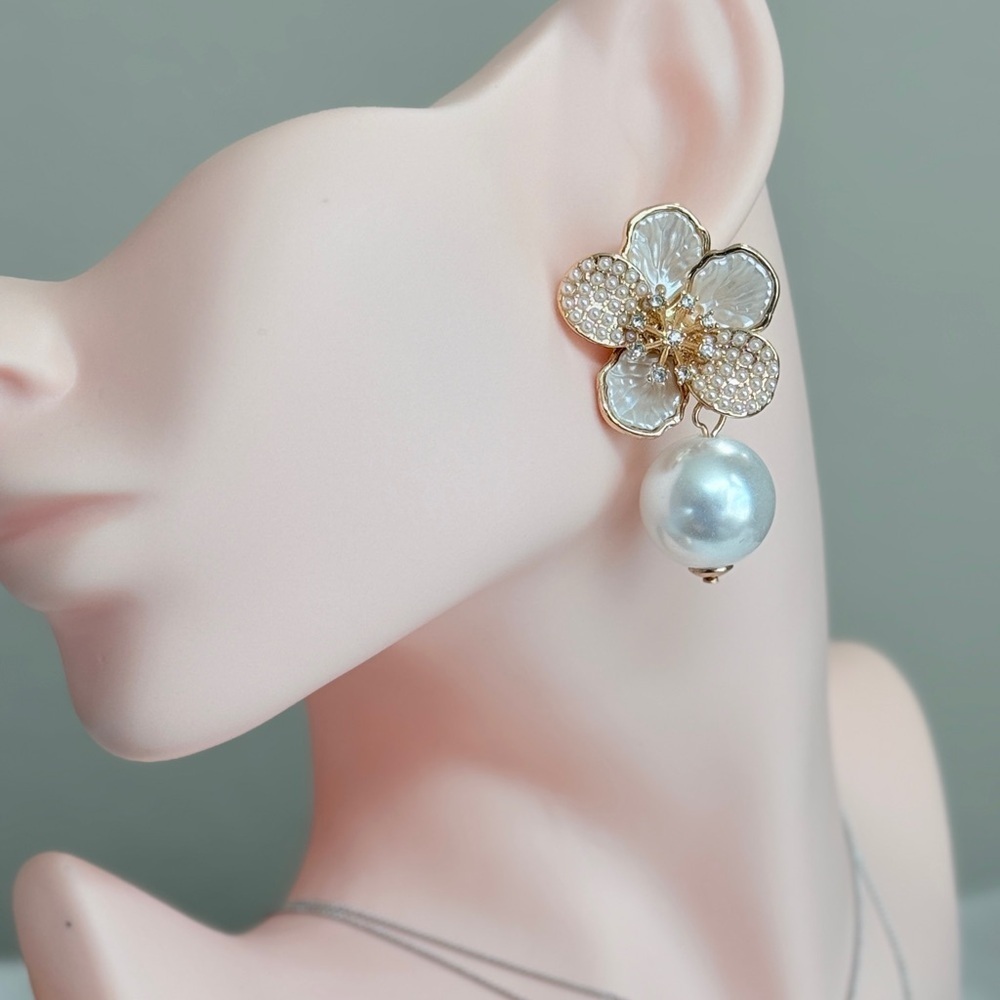⚜️ Elegant Gold and Pearl Flower Earrings - Picture 3 of 11